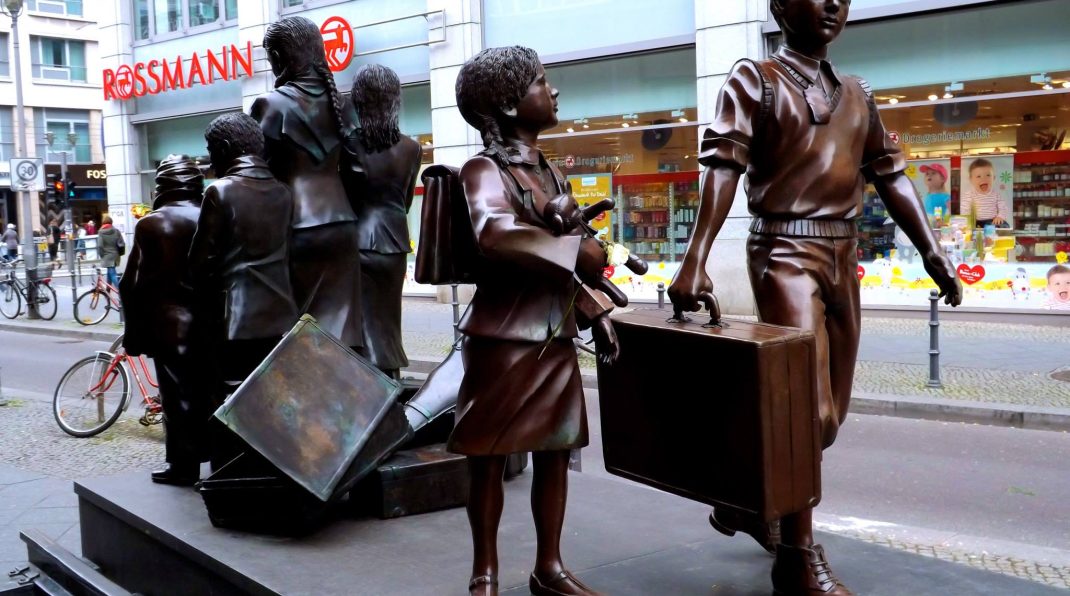 A statue memorializing Kinder Transport