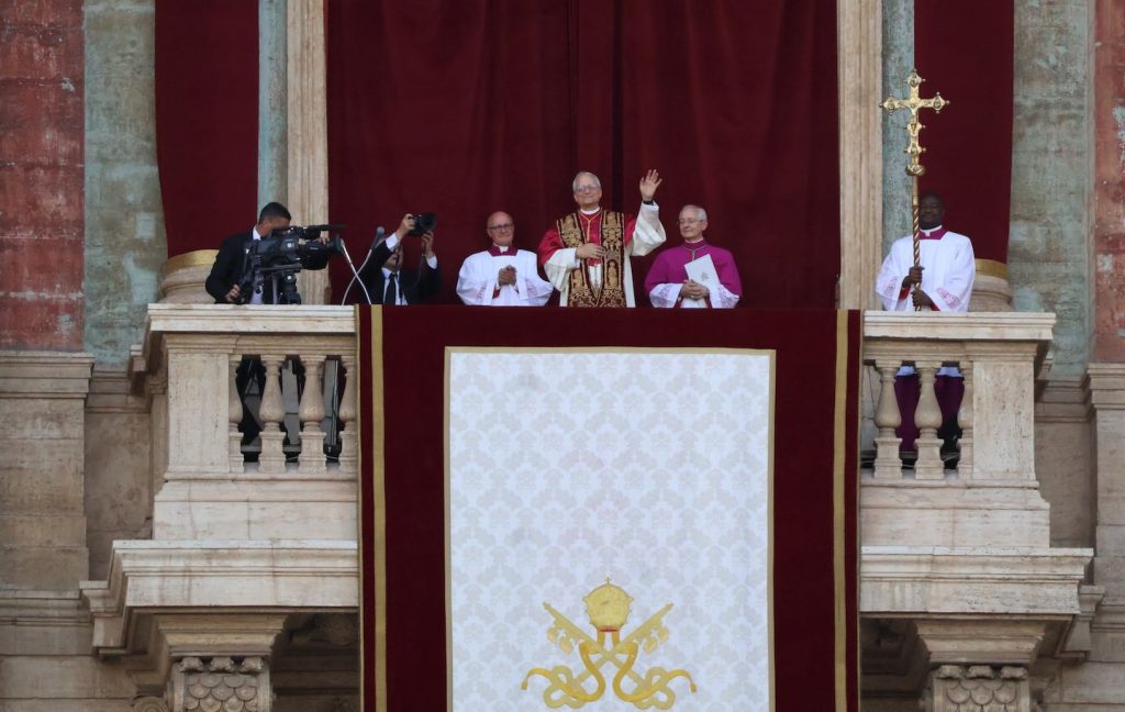 Pope Leo XIV waving from the loggia of St. Peter's Basilica in his first public appearance (Photo by Edgar Beltrán / The Pillar - https://x.com/edgarjbb_/status/1920590815472108021, CC BY-SA 4.0, https://commons.wikimedia.org/w/index.php?curid=164968160)