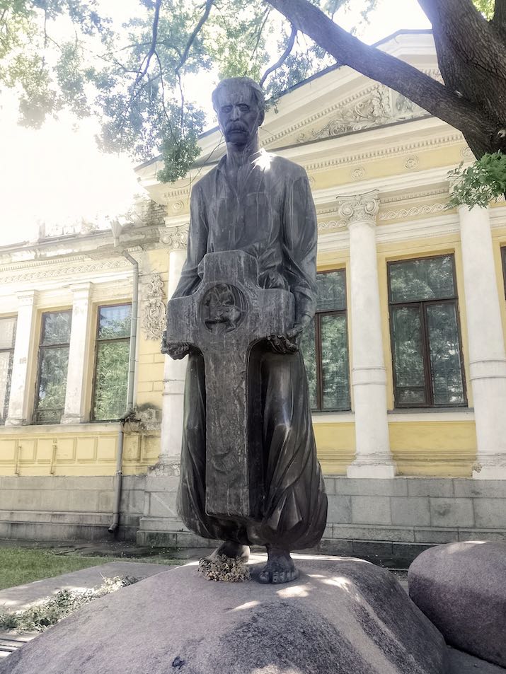 The grave of Dmitry Yavornytskyi (Photo by Ilya Ganpantsura)