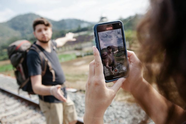 Travelers (Image via pexels - Vanessa Garcia)